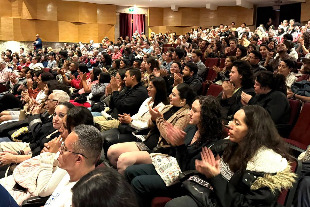 teatroa1solavoz's tweet photo. Yo pensé que era especial convirtió la escena en un viaje lleno de vértigo, memoria y emoción.

Lucía cayó, dudó, buscó respuestas y nos recordó que incluso en medio del caos puede aparecer una nueva forma de mirarnos. https://t.co/Z6leXVSWkJ