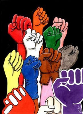 AlejoToroAnt's tweet photo. ✍🏼 Mi columna: Somos resistencia.

Alejandro Toro
 
Desde el 7 de agosto, Colombia entrará en una etapa  política que exige carácter democrático, disciplina territorial y claridad moral. El triunfo estrecho de Abelardo de la Espriella no borra a los millones de colombianos y colombianas que votaron por un país distinto; tampoco cancela el mandato social que nació en los barrios, en las universidades, en las organizaciones populares, en los territorios golpeados por la desigualdad y en las comunidades que siguen creyendo que la política debe servir para cuidar la vida. En Antioquia, donde la derecha conserva una fuerza evidente, la tarea es todavía más exigente: convertir una minoría social real en una fuerza organizada, visible y capaz de incidir.Latinos y latinoamericanos

La oposición que iniciaremos no será una reacción emocional ante la derrota electoral. Será una decisión política, institucional y territorial. La Ley 1909 de 2018 reconoce la oposición como un derecho fundamental y le da un sentido concreto: proponer alternativas, disentir, criticar, fiscalizar y ejercer control  político frente al Gobierno. Ese será nuestro punto de partida. Desde el Congreso, ejerceremos una oposición firme al gobierno de Abelardo de la Espriella cuando sus decisiones amenacen la democracia, los derechos, la paz, el ambiente, el trabajo digno o la soberanía nacional. Pero también llevaremos propuestas, construiremos agenda pública y defenderemos a Antioquia cuando el centralismo, la improvisación o el autoritarismo pretendan pasar por encima de la gente.

Más de doce millones de personas dejaron claro que quieren un país que le apueste a la vida, a los derechos sociales y a la dignidad. La palabra resistencia no puede reducirse al aguante pasivo ni a la consigna de coyuntura. Resistir es cuidar a quienes serán perseguidos por pensar distinto. Resistir es defender las garantías de la oposición. Resistir es formar liderazgos nuevos. Resistir es hacer control político con rigor. Resistir es disputar el sentido común en los barrios, en las comunas, en los municipios y en las subregiones. Resistir es prepararnos para gobernar mejor allí donde la ciudadanía nos dé la confianza.

En Antioquia esa tarea tiene un significado particular. El progresismo no puede engañarse: este es un departamento adverso en el agregado, pero profundamente vivo en sus bolsones populares, juveniles, comunitarios y territoriales. Medellín no se agota en los discursos de vitrina de la Alcaldía; también existe en sus laderas, en sus comunas, en las madres cuidadoras, en los jóvenes sin empleo, en los trabajadores informales, en los estudiantes, en los liderazgos sociales y en quienes saben que la seguridad no se construye con espectáculo sino con presencia social, prevención, oportunidades y justicia. Urabá, el Bajo Cauca y el Magdalena Medio no pueden ser tratados como periferias electorales que se visitan cada cuatro años. Son territorios donde se juega la democracia real.

Por eso el trabajo opositor que vamos a liderar tendrá método. No se trata de levantar una marca personal ni de pedir espacios por inercia. Se requiere de una construcción democrática, popular y territorial, con conducción colegiada, paritaria, metropolitana y subregional. Esta fuerza no le pertenece a quienes llegamos al Congreso: nosotros seremos el puente entre la ciudadanía organizada, la bancada, el Pacto Histórico y el Congreso. Esa distinción importa. En tiempos de caudillismo y política de aparato, la respuesta debe ser organización con reglas, vocerías plurales, formación política, transparencia y separación estricta entre la actividad legislativa y la actividad partidista.

La lucha que se viene tendrá cinco frentes públicos. Primero, resistencia democrática: control político al Gobierno Nacional, defensa de las garantías de la oposición y denuncia de cualquier intento de estigmatizar la protesta, restringir derechos o gobernar contra las minorías. Segundo, resistencia popular: servicios públicos, economía solidaria, trabajo digno, defensa de lo público y protección de los hogares que siempre pagan los costos de las malas decisiones. Tercero, resistencia territorial: presencia real en comunas, municipios y subregiones, no solo en redes sociales ni en ruedas de prensa. Cuarto, resistencia joven: empleo, educación, cultura digital, inteligencia artificial y nuevos lenguajes  políticos para una generación que no quiere ser espectadora de su propio futuro. Quinto, resistencia electoral: formación, cuidado del voto, liderazgos locales y preparación seria para las decisiones territoriales que vienen.

La oposición que viene debe ser serena, pero no tibia; institucional, pero no domesticada; popular, pero no improvisada. Frente al gobierno de Abelardo de la Espriella, nuestro deber será resistir democráticamente cada retroceso y construir cada alternativa posible. Frente a la Alcaldía de Medellín y la Gobernación de Antioquia, ejerceremos control político cuando se imponga la propaganda sobre las soluciones reales. Frente al Pacto Histórico, defenderemos que Antioquia tenga voz propia, agenda propia y organización verificable.

No somos nostalgia de una campaña. Somos la decisión de seguir. No somos derrota: somos organización. Desde el Congreso, desde los barrios y desde los territorios, asumimos una tarea que no cabe en una consigna: defender la democracia, cuidar a la gente y preparar las victorias que vienen. Antioquia también es cambio. Y donde quieran apagar esa esperanza, responderemos con más organización, más formación, más control  político y más territorio. Somos Resistencia.

Alejandro Toro

Alejandro Toro
alejoavanza@gmail.com
Representante a la Cámara por Antioquia.

Link: https://t.co/ggGvTduroP