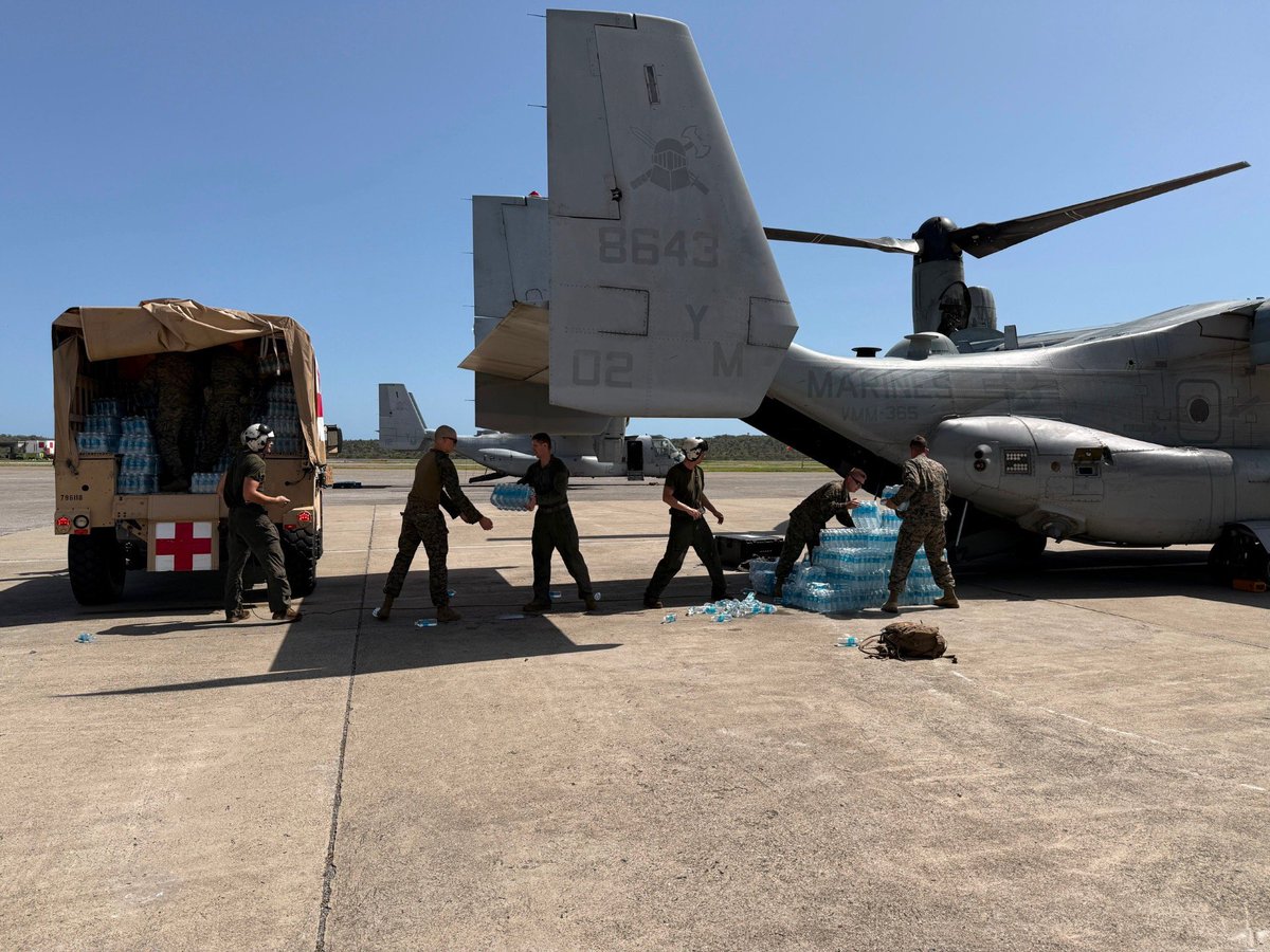 AndrewsAbreu's tweet photo. #AHORA SOUTHCOM: Los marines de EE.UU. del Batallón de Logística de Combate 8 y Escuadrón de Tiltrotor Marino Mediano descargan agua de un MV-22B Osprey y la cargan en vehículos para su distribución a las comunidades más afectadas. https://t.co/fjRzMdrloX