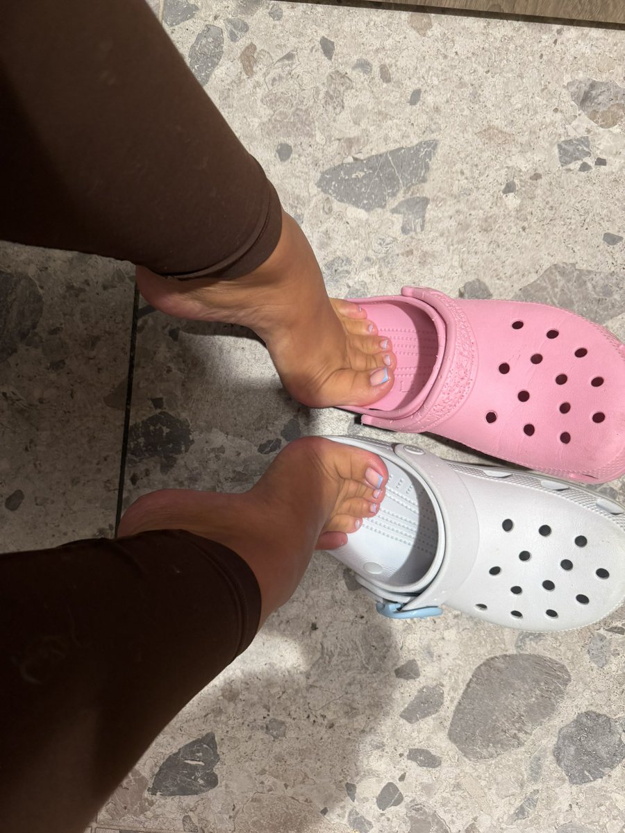 goddessggee's tweet photo. You work for my feet now.🫰🏼 https://t.co/Zo5TjFwu0T