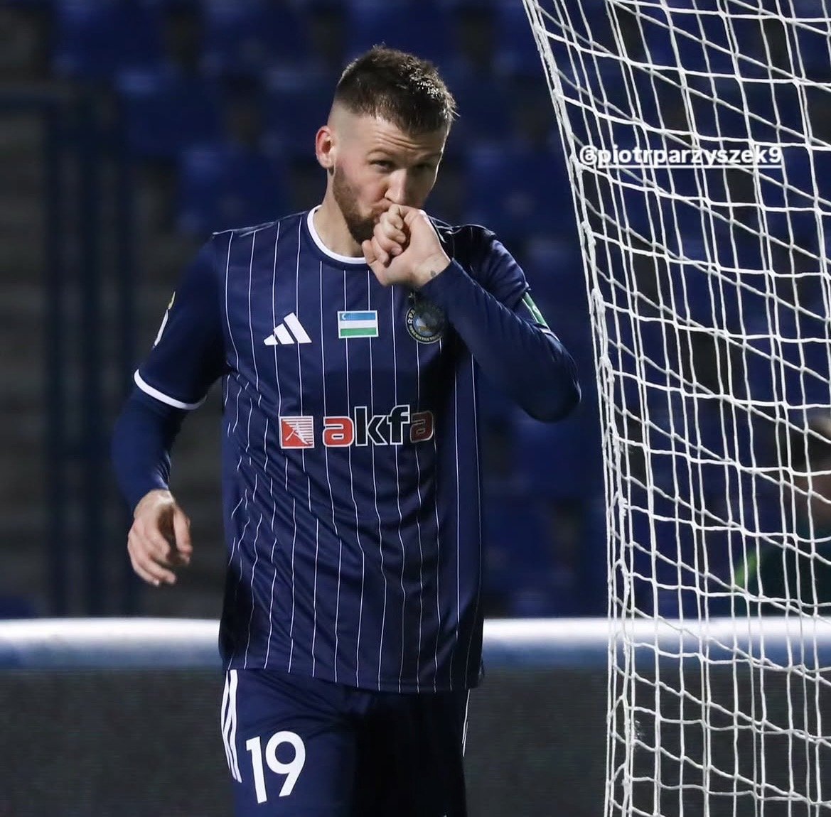 nielsdijkhuizen's tweet photo. Na bijna 5 maanden vertrekt Piotr Parzyszek bij het Oezbeekse Pakhtakor. Het contract van de ex-spits van oa FC Emmen, De Graafschap en PEC Zwolle is in goed onderling overleg ontbonden. Transfervrij dus. Zijn vorige club - KuPS - heeft interesse maar de Pool houdt de opties open https://t.co/Txbd9hdJZf