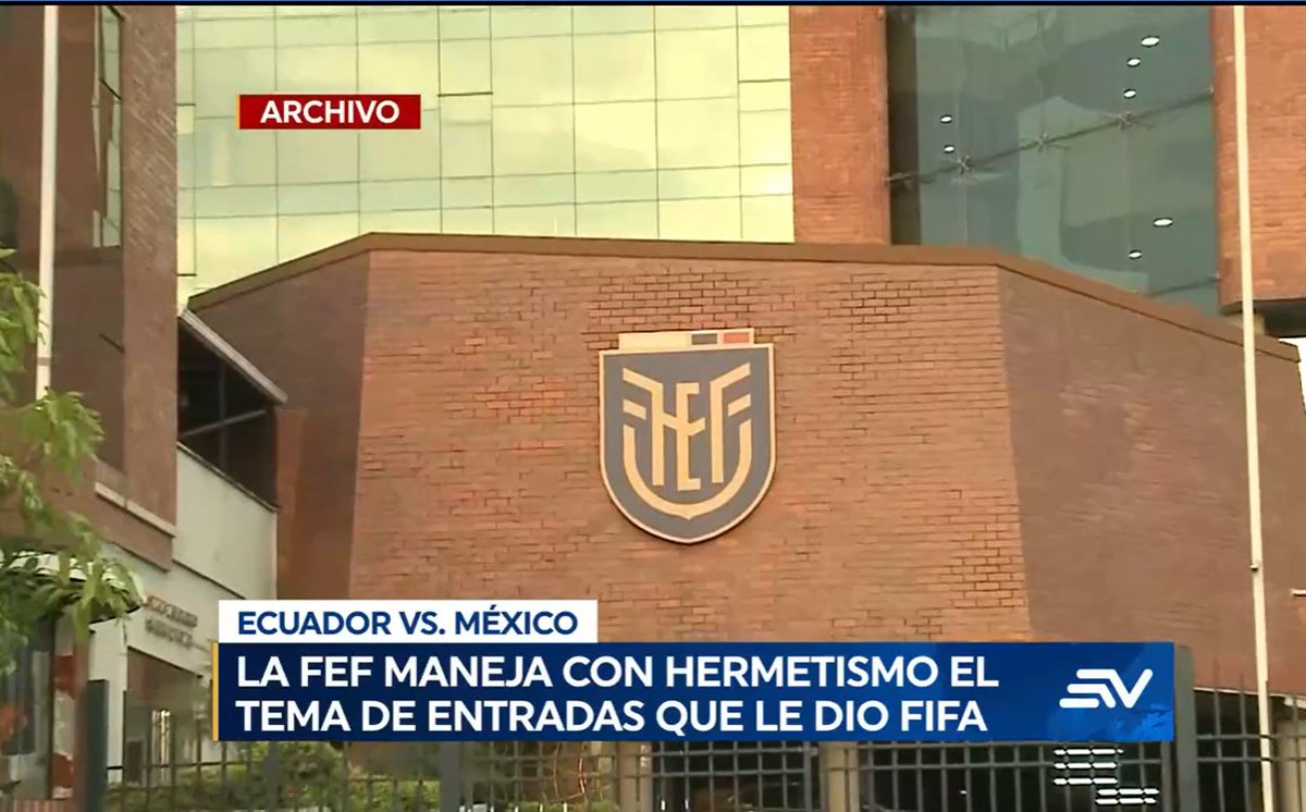 lahistoriaec's tweet photo. Queremos entradas. La @FEFecuador maneja con total hermetismo la distribución de las entradas que recibió de la FIFA -entre el 5 y el 8% del total del aforo del estadio- para el partido entre Ecuador y México. Y hay aficionados desesperados que buscan tickets para ese encuentro. La reventa los negocia hasta en $2500.