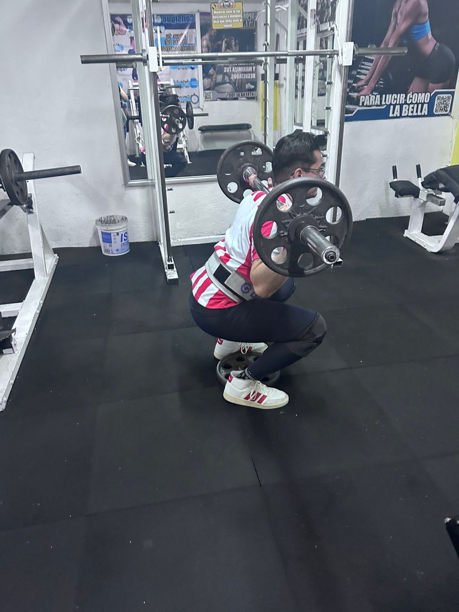 Albert_Wayne_'s tweet photo. Sentadilla media !! Pierna libre a 30 reps 😎 https://t.co/f9gbWRVKZA