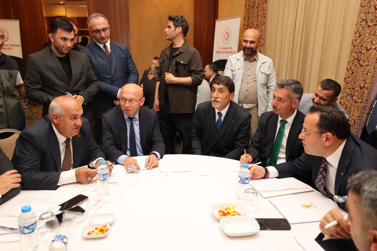 Emrullahakpunar's tweet photo. AK Parti Genel Başkan Yardımcımız ve Genel Merkez Ekonomi İşleri Başkanımız Sn. Nihat Zeybekci ve Bakan Yardımcılarımızın katılımıyla gerçekleştirdiğimiz bu özel programda; genel itibariyle şehrimizi, özelde ise tüm yönleriyle ilçelerimizi ele aldık. https://t.co/ZebNxHy4Ag