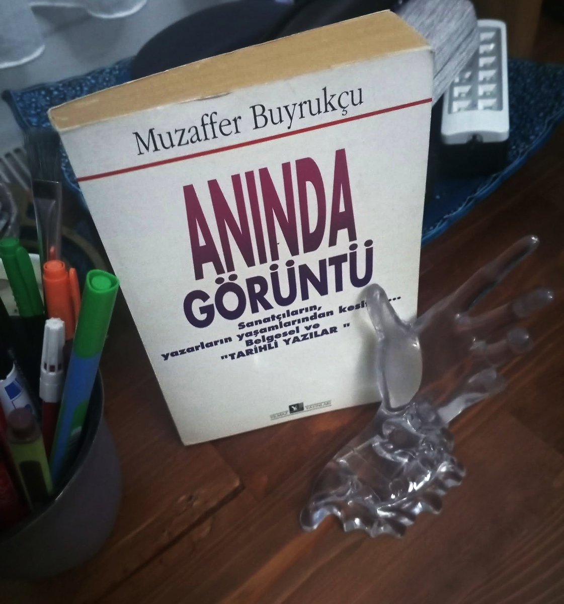 ErgunTavlan's tweet photo. "Kitabım matbaada dizilirken yeni bölümler ekliyordum ve Remzi Bengü'ye kan kusturan Tanpınar'ı düşünüyordum. 'Huzur' basılırken öyle eklemeler, çıkarmalar yapıyordu ki kitap birden yüz sayfa büyümüş, asıl metinden bir şey kalmamıştı ortalıkta." 

(M. Buyrukçu, Anında Görüntü) https://t.co/nJrSZQMpFU