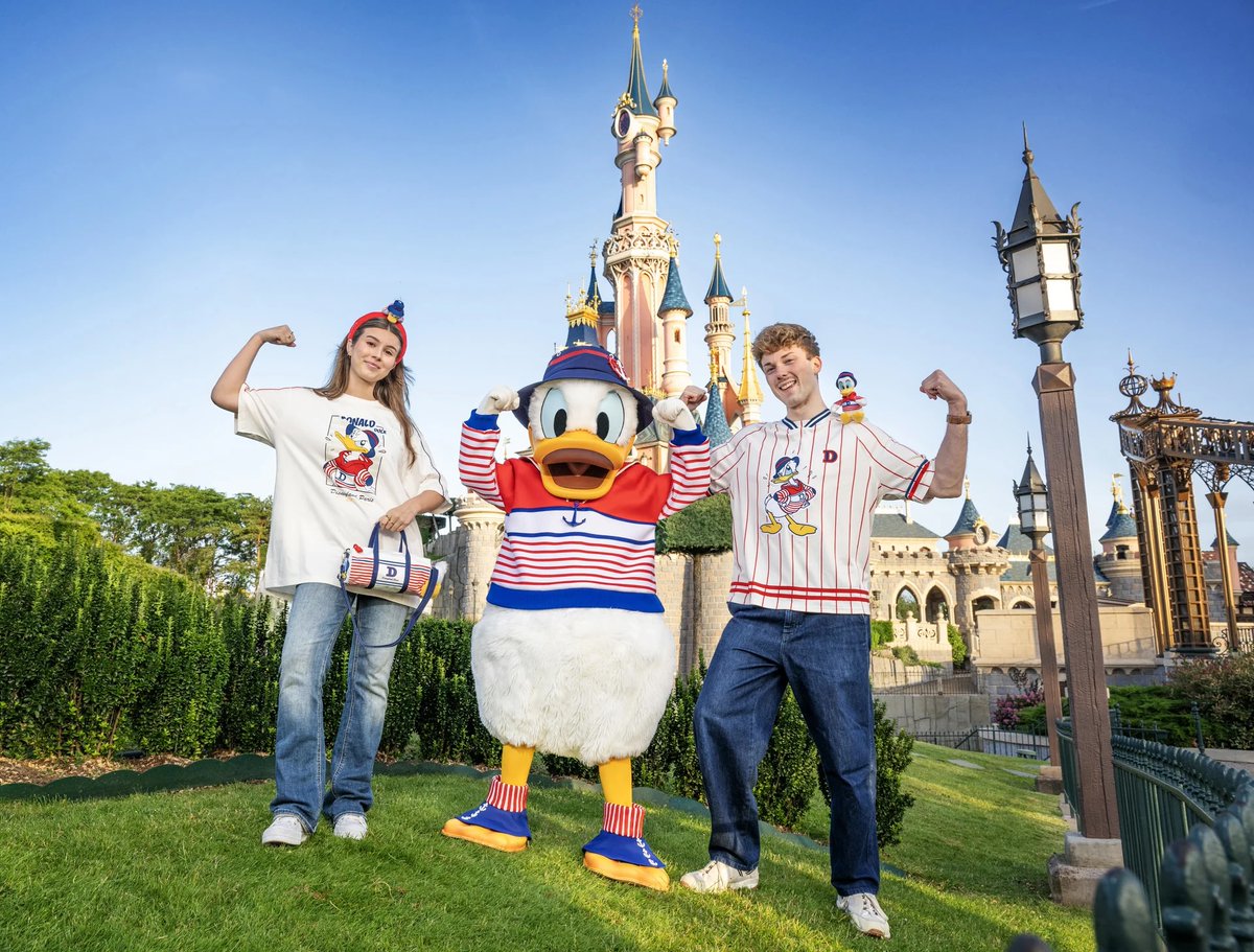 SparkleAdv's tweet photo. ✨ Après le succès de la collection Tic &amp; Tac l’an dernier…
👉 Donald Duck est à l’honneur avec une toute nouvelle collection exclusive.
📅 Disponible dès le 6 juillet à Disneyland Paris.

📸  Pour rencontrer Donald dans sa toute nouvelle tenue direction Boarding House ! https://t.co/Ms94PHtpYS
