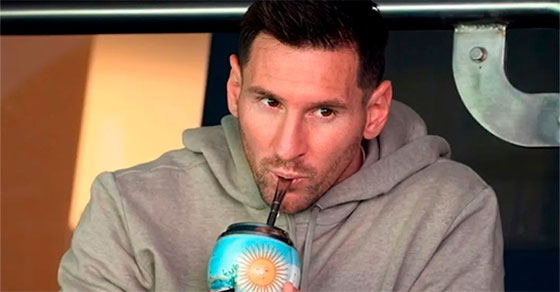 Guioteca's tweet photo. #Messi: Así es el desayuno “anti lujo” que prepara todas las mañanas y lo mantiene en forma

https://t.co/OzmpfCAzr7 https://t.co/TLtGGYMT9e