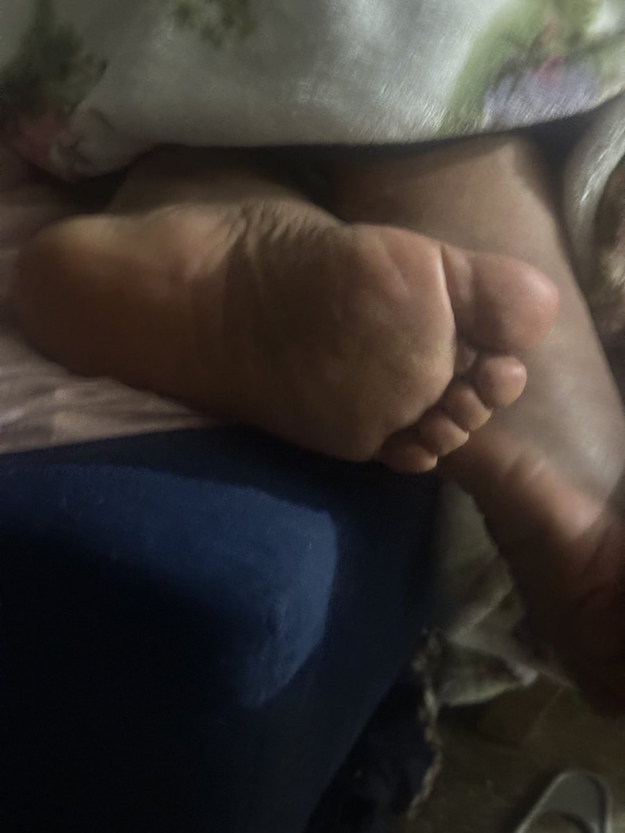 iloveforfeet69's tweet photo. Peaks of my grandmas feet #feet #soles #grandma #stinkyfeet https://t.co/NkoAKqbhm0