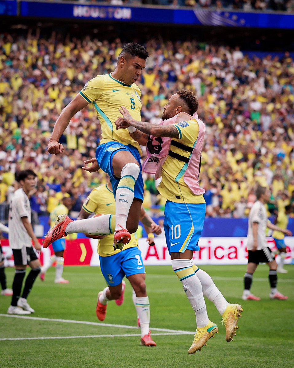 picsnjr's tweet photo. Neymar comemorando o gol do Casemiro. https://t.co/cQWrpkmok5