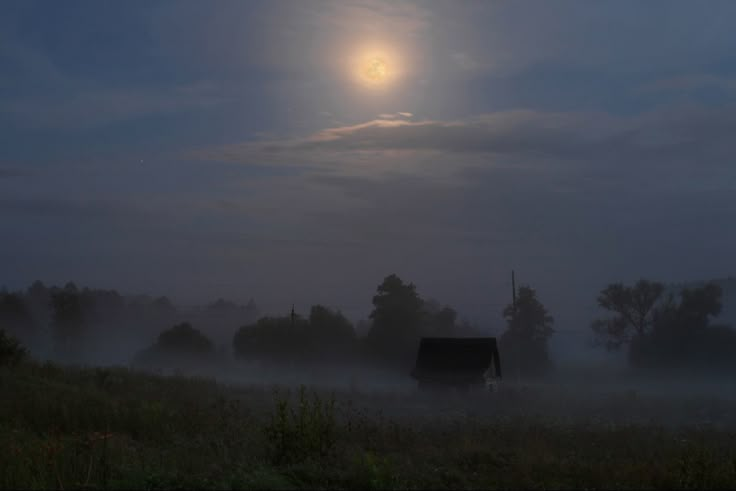 Kaiserzeiten's tweet photo. Der Juni Vollmond nimmt eine besondere Stellung am Himmel ein. Weil die Sonne nach der Sonnenwende ihren höchsten Stand des Jahres erreicht hat, steht der Vollmond als ihr Gegenpart in diesem Monat besonders tief. Morgen am 30. Juni ist wieder soweit. 🌕 https://t.co/NQG89dC8hu