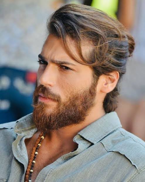 infocanbr's tweet photo. 🆕 Can Yaman via story 

“Agora vão aparecer atores que apoiam o produtor por alguns trocados. Vocês vão ver…

Não deem importância a isso, não vale a pena…

Nós também achávamos que ele era uma pessoa honesta e paternal, até descobrirmos o que acontecia pelas nossas costas. Como vocês nunca perderam dinheiro por causa dele, também nunca tiveram motivos para desconfiar e o consideraram uma pessoa íntegra. Não tem problema, continuem assim. Do ponto de vista em que estou hoje, vocês parecem insignificantes.

Observação:
Quem diz que foi “Erkenci Kuş” que me criou, deveria pesquisar para quantos países minha novela anterior, Dolunay, foi vendida.

Em Erkenci Kuş, eles já imaginavam quanto dinheiro eu faria o projeto render. Ninguém trabalha com um ator por caridade.

A forma como o personagem Can Divit foi construído foi ideia minha, não do produtor. Eu já expliquei isso na época, mas eles transformaram tudo em escândalo.

Muitas coisas não foram coincidência. Ele mexia comigo para garantir que eu não escapasse e continuasse sob controle apenas daquele produtor. Meu nome passou a ser uma garantia de vendas internacionais, o equilíbrio financeiro do setor mudou e então começaram os ataques.

Hoje, acredito até que as notícias negativas divulgadas sobre mim partiram do próprio produtor, para que eu permanecesse dependente dele. Mais tarde, conversando com outros produtores, essa convicção só se fortaleceu.

Outra observação:
Pelas informações que recebi, minha parceira de Erkenci Kuş recebeu participação nas vendas internacionais; o diretor e o roteirista também receberam. Mas o produtor, que todos diziam ser tão honesto e íntegro, inventou desculpas para não me pagar o que era meu por direito.

Eu sei disso. Mas vocês podem continuar acreditando que ele é um homem honesto e paternal, se é isso que preferem.”