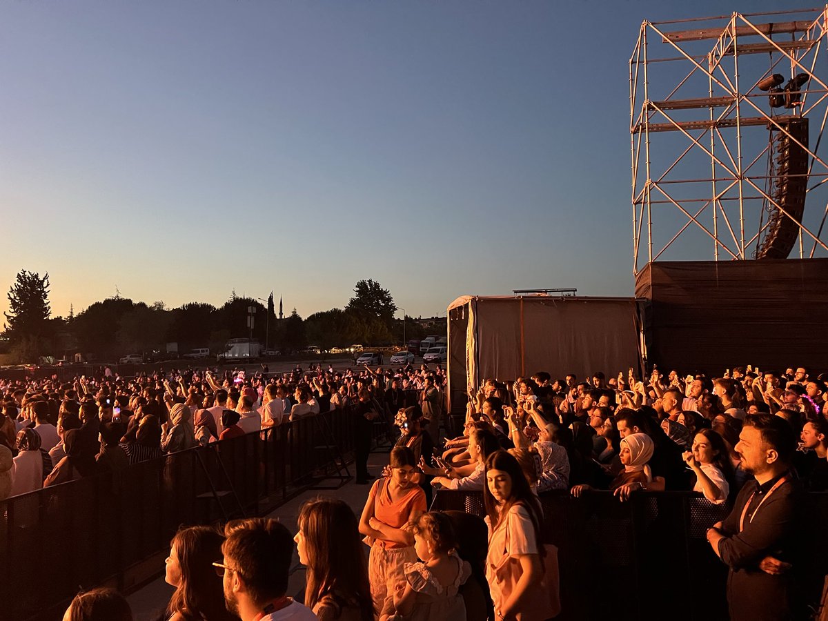 RIZA2073's tweet photo. Bursa Kültür Yolu Festivalinde Bu Akşam Kıymetli Sanatçımız Derya ULUĞ Harikulade Bir Konser Vererek Bursalı Hemşerilerimizi Çoşturdu. https://t.co/eiWp7RhvWK