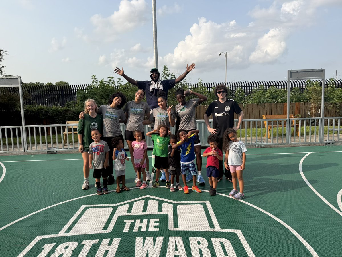 GreenWaveWBB's tweet photo. Had an amazing time giving back with the 18th Ward!

#RollWave🌊 https://t.co/DavDFgQWsN