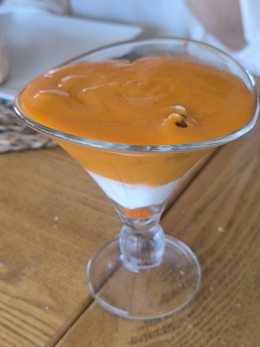 GastroCharlie's tweet photo. Magnífica comida en Vascook en Conil
Sin fallos. Comida estupenda y gran ritmo en el servicio, muy bien coordinado con cocina.
Salmorejo con helado de queso. Muy original y gran resultado.
Exquisito brioche de pringá.
Algo soso el tataki, mejoraba con las salsas
Inmejorable guiso https://t.co/nAZpCOGent