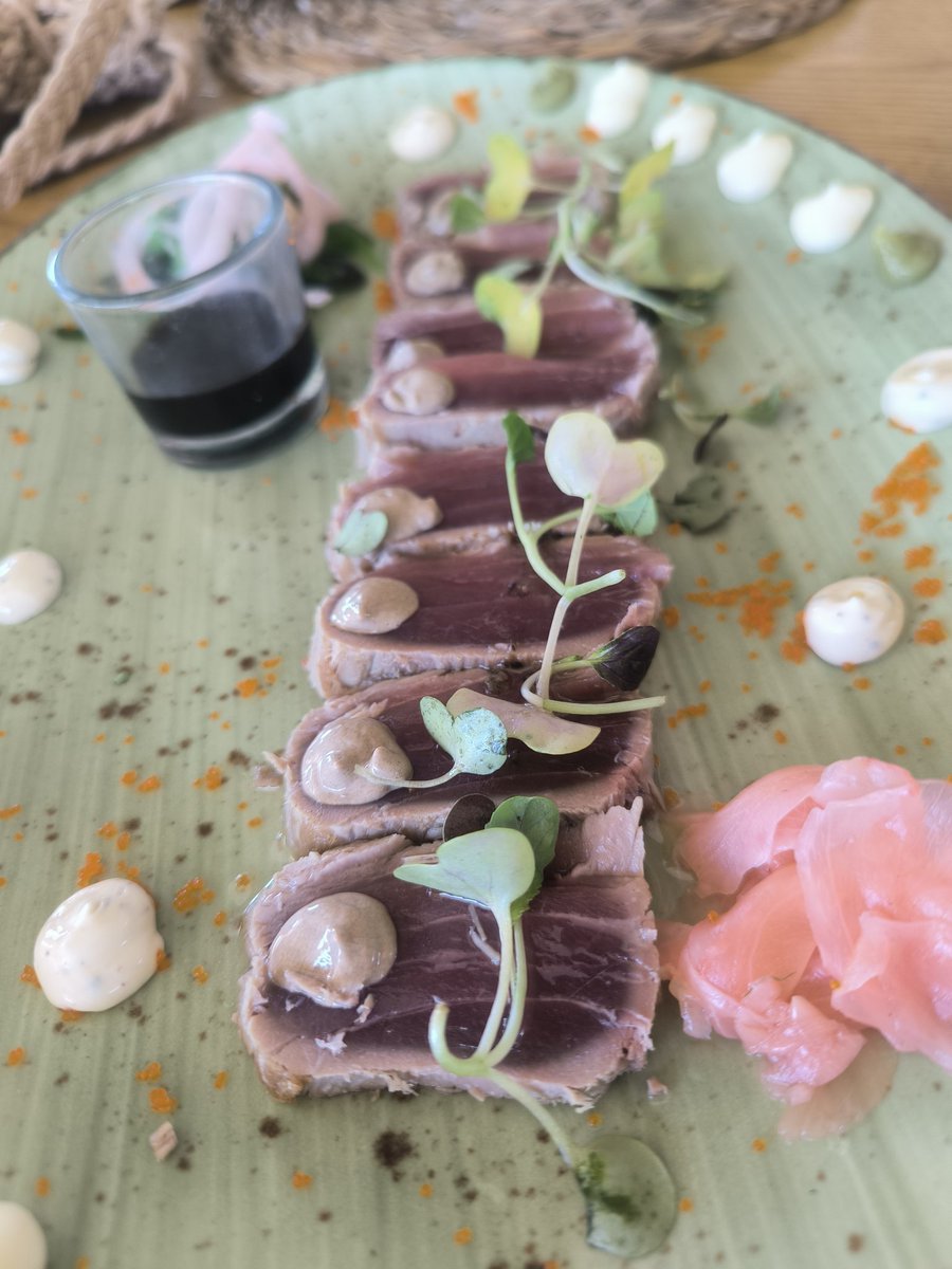 GastroCharlie's tweet photo. Magnífica comida en Vascook en Conil
Sin fallos. Comida estupenda y gran ritmo en el servicio, muy bien coordinado con cocina.
Salmorejo con helado de queso. Muy original y gran resultado.
Exquisito brioche de pringá.
Algo soso el tataki, mejoraba con las salsas
Inmejorable guiso https://t.co/nAZpCOGent