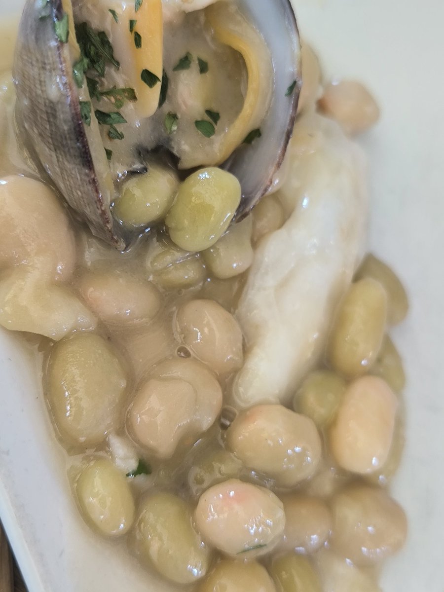 GastroCharlie's tweet photo. de pochas, aunque fueron algo rácanos con las (3) almejas y (3) cocochas.
Excelente chuletón de retinta con maduración breve. Muy tierno y con sabor y toque de leña. Las patatas fritas mejorables (patata vieja)
Original postre de trufa de chocolate en tempura.
Precios adecuados. https://t.co/SCAZAEKOMS