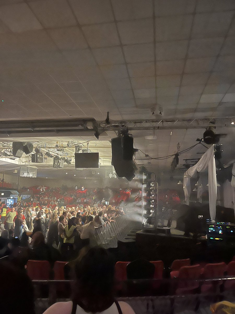 justaroseslotus's tweet photo. I knew the venue was small but holy shit https://t.co/NjZPdFqQ4c