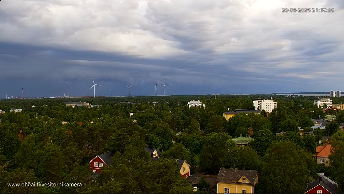 kristofburger's tweet photo. Ukkosrintama on saapunut Pohjanmaalle. Kallanin meriasema Pietarsaaren edustalla mittasi peräti 29,6 m/s puuskan. #sää #ukkonen https://t.co/I86wmBGwnA