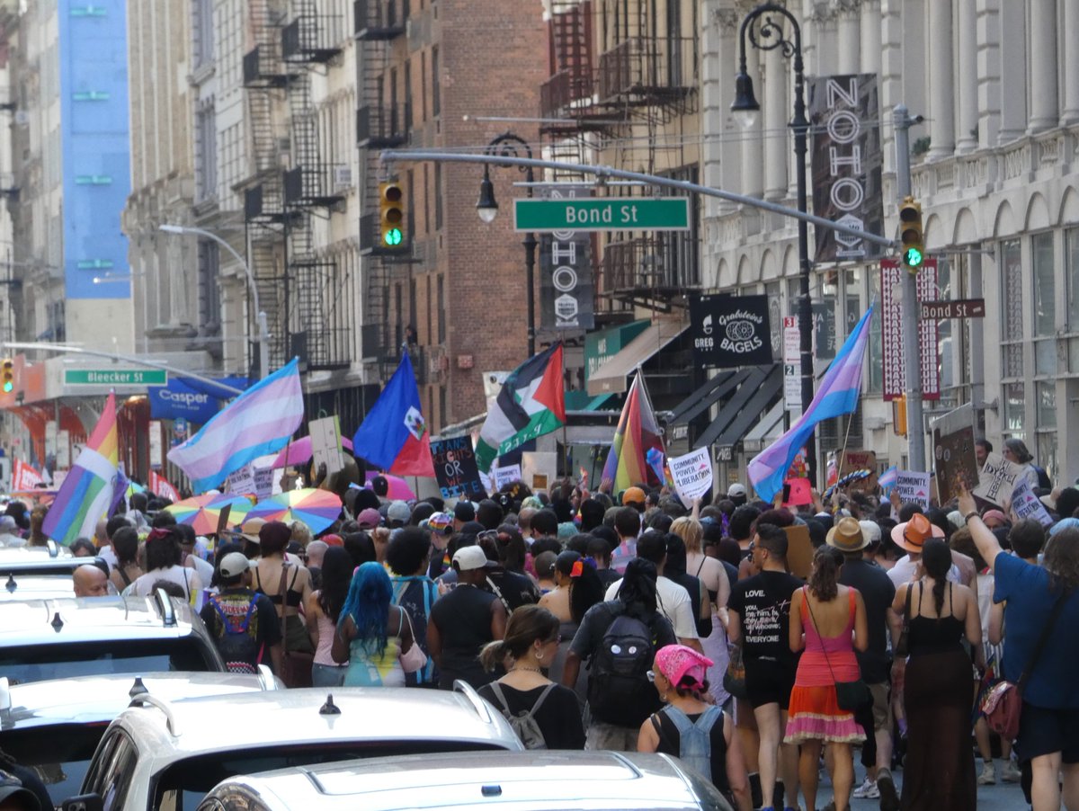 StruggleLaLucha's tweet photo. 'When immigrant lives / trans lives are under attack, what do we do? Act up, fight back!'
At the #QueerLiberationMarch in NYC, June 28.
#FreePalestine #AbolishICE #ProtectTransKids https://t.co/XmtltIN0A4