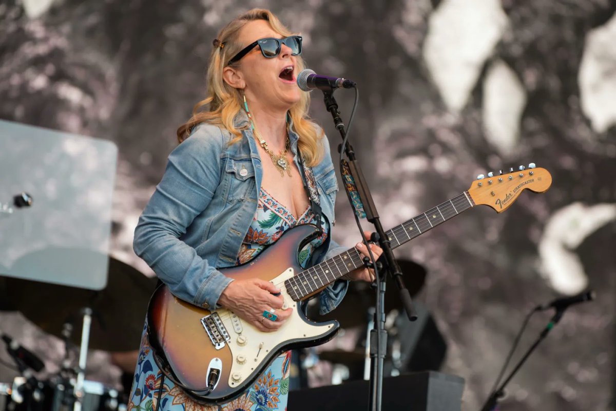 RollingStone's tweet photo. Susan Tedeschi Says Bob Weir Loved to Offer Her Mushrooms

The Tedeschi Trucks Band singer toured with the Other Ones in 2002: "You're about to play ‘Shakedown Street,’ and you just did a heroic dose of mushrooms. How do you even perform?"

More: https://t.co/ZzweK2PO0P https://t.co/ETFPtdIxRy