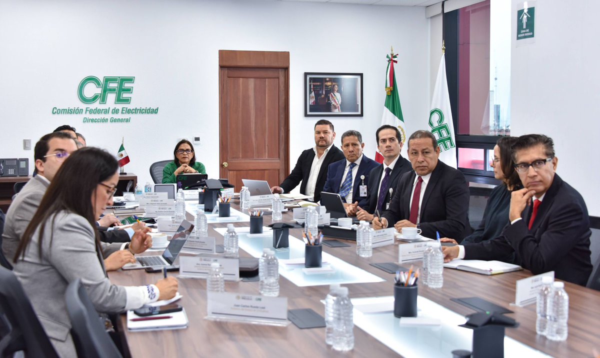 CFEmx's tweet photo. ⚡️ Como parte de la estrategia del @GobiernoMX, encabezado por la Presidenta @Claudiashein, de colocar a la población en el centro de la acción pública y fortalecer la capacidad de respuesta de las instituciones. 

🤝La Directora General de la CFE, @EmiliaCallejaA, instaló una mesa permanente de coordinación con los gobiernos estatales, la cual fortalece la comunicación con los enlaces para cada entidad, así como los mecanismos de seguimiento para atender sus necesidades particulares.

🇲🇽 Esta reunión se convierte en un paso histórico para fortalecer la atención del servicio eléctrico y  el trabajo en equipo con autoridades de todos los niveles.