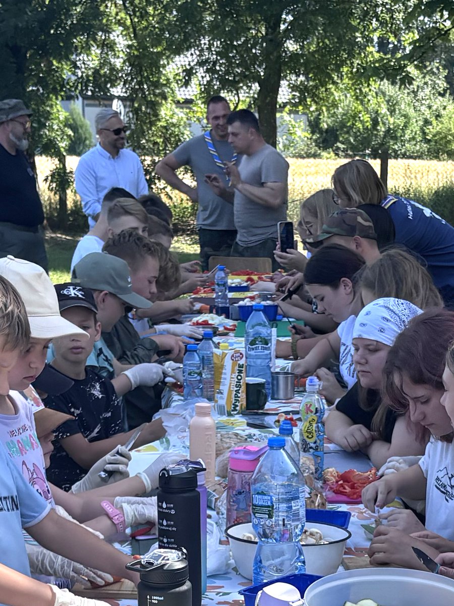 PsseRypin's tweet photo. 🌿 Zdrowe wakacje zaczynają się od dobrych nawyków!
Podczas biwaku „Zdrowo Kolorowo” rozmawialiśmy z harcerzami o bezpiecznym przygotowywaniu i przechowywaniu żywności. To praktyczna lekcja zdrowia wpisująca się w #LetniaAkademiaSanepidu. https://t.co/Tlyn5BhNd4
