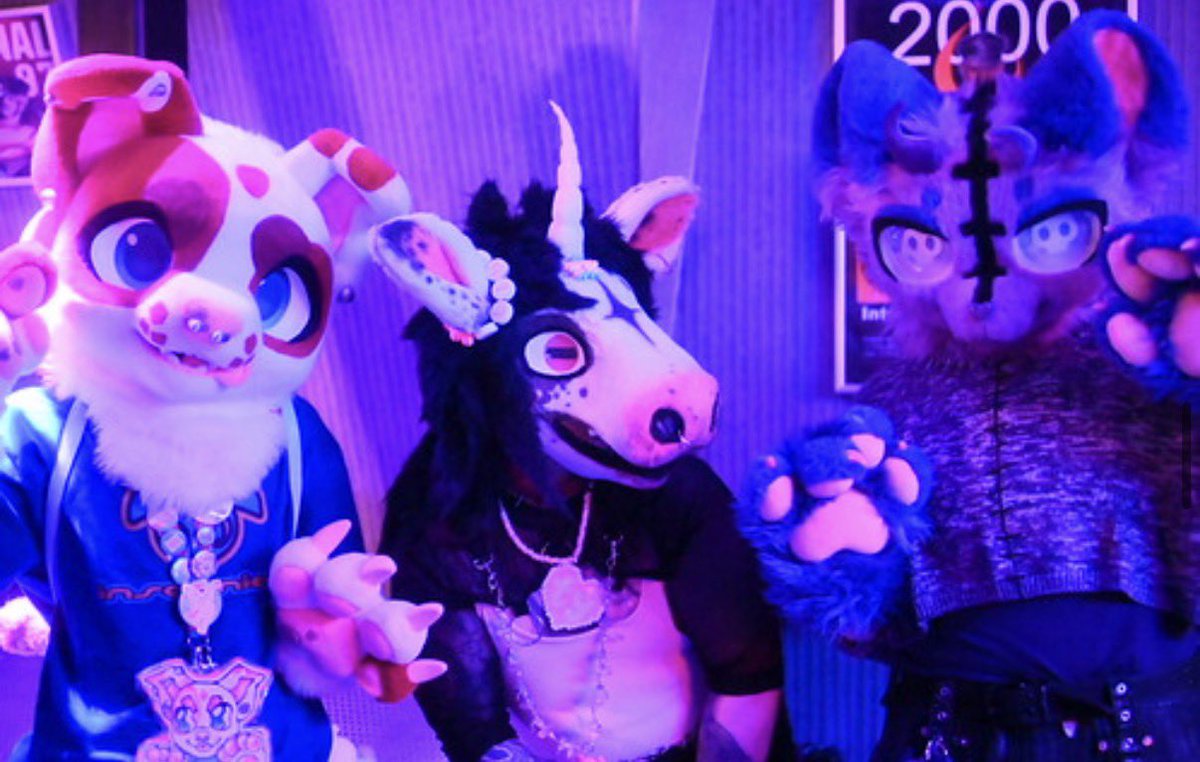 sheepwytch's tweet photo. THIS HORSE ❗️🐴 WILL BE AT ANTHROCON 

DO:
-ask for pics 
-talk my ear off
-ask to smack my giant beautiful ass

DON’T:
-hit me with the yaoi paddle 
-no glomping x3
-please do not frighten me……… i jump
-ask if i can speak polish 

#anthrocon #ac26 #anthrocon2026 https://t.co/VmHnOI9CVZ