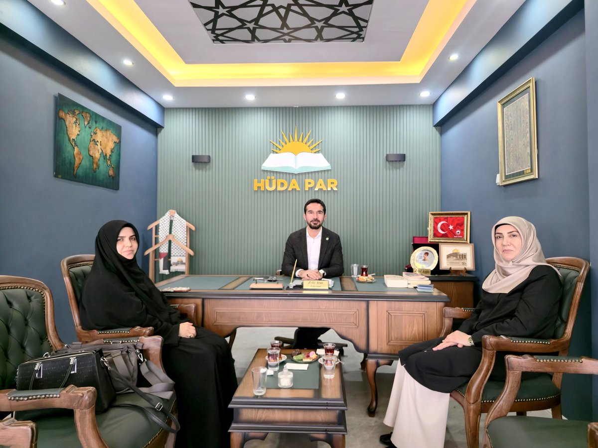 Zehra_Ciftci16's tweet photo. Bugün, Visal Derneği Kurumsal İletişim Koordinatörü Saadet Gelembe Hanım'ı İl Başkanlığımızda, İl Başkanımız Sayın Zeki Aras ile birlikte misafir ettik.

 Gazze ile ilgili yapilabilecekleri ve yapılması gerekenleri konuştuk.
Nazik ziyaretleri ve kıymetli katkıları dolayısıyla Saadet Gelembe Hanım'a teşekkür ediyor, çalışmalarında muvaffakiyetler diliyorum.