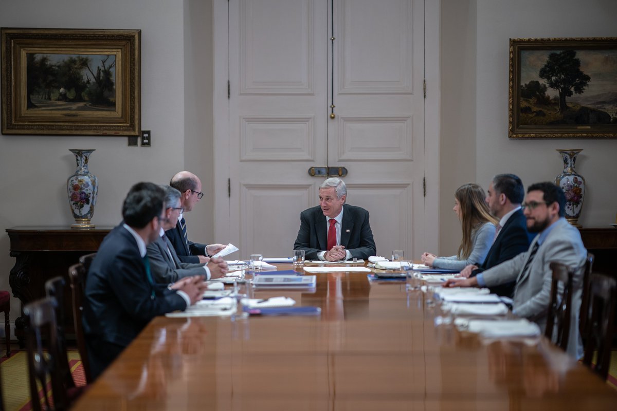 PresidenteKast's tweet photo. Antes de partir rumbo a Paraguay, nos reunimos con el Ministro Arrau, la Subsecretaria Giannini y el equipo del Ministerio de Seguridad para revisar diversas iniciativas para mejorar la seguridad de los chilenos https://t.co/8kXpERZnhb