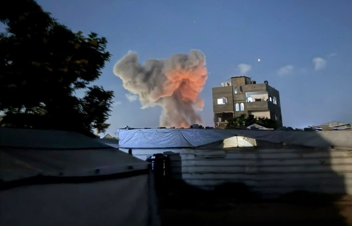 OnlinePalEng's tweet photo. Israeli occupation warplanes strike the Al-Mawasi area west of Khan Younis, triggering a fire in the tents of displaced people. https://t.co/5LbRPYA6aI