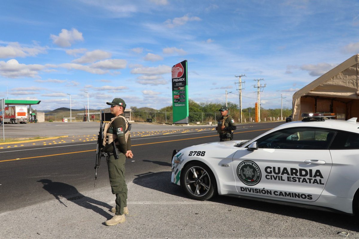 SSPC_SLP's tweet photo. 🚨Elementos de la #GCE detuvieron en #Matehuala a un hombre quien fue sorprendido en posesión de 25 artefactos conocidos como "ponchallantas", utilizados para obstaculizar la circulación vehicular y poner en riesgo la integridad de la población.

✅#SeguridadSinLímites https://t.co/6aenHXHETo
