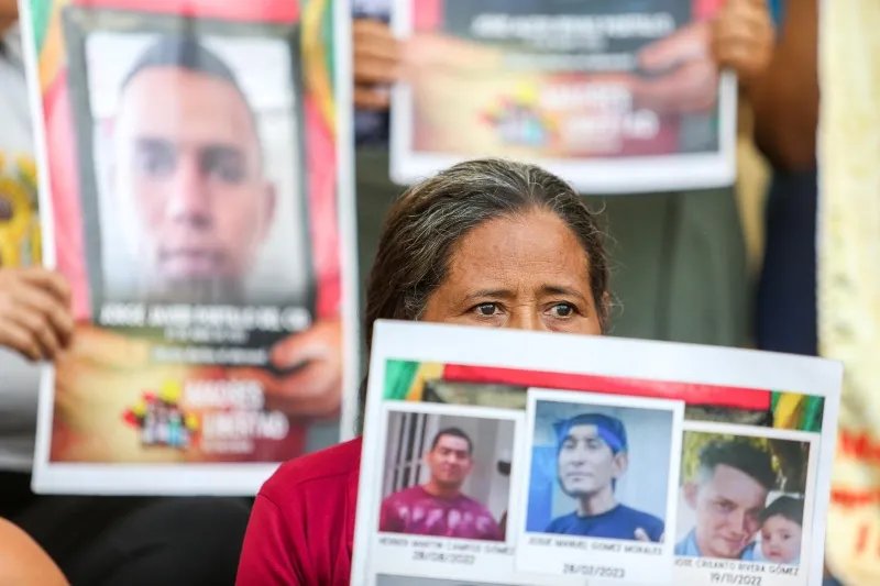 arpassv's tweet photo. #RégimenDeExcepción| Integrantes del colectivo Madres por la Libertad protestaron frente a la Catedral Metropolitana para exigir la liberación de sus familiares detenidos, el cese de las capturas arbitrarias y que no se realicen juicios masivos.

 📷 LPG https://t.co/XxhdnB2OXW