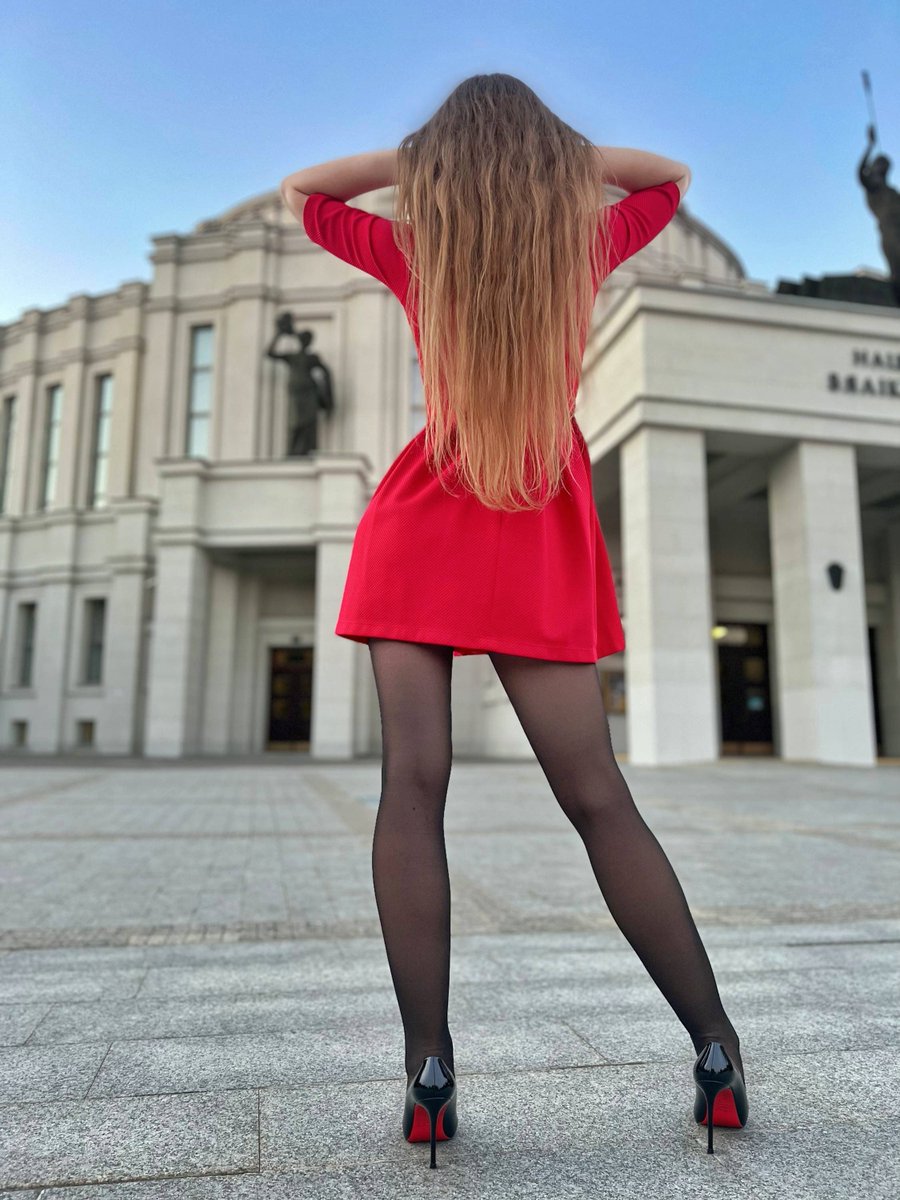 nylonsqueen's tweet photo. Turning architecture into my runway https://t.co/a0GvUGGzvE