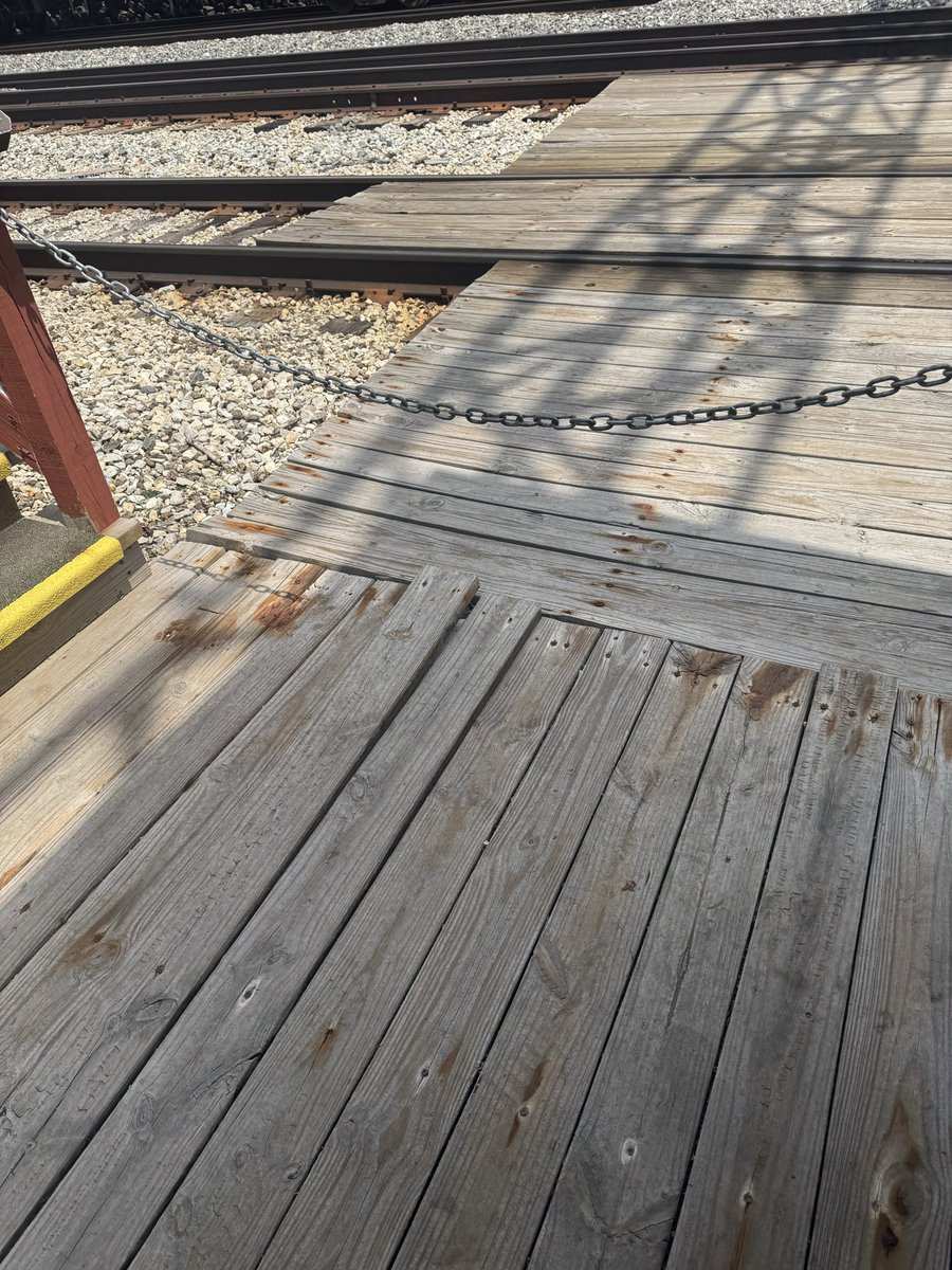 mecourtneyg's tweet photo. @metraMED Please fix this at the 83rd St. Avalon Park stop. I tripped. Luckily I’m in great shape so my knee should be fine. Next time it might be Smith v Metra. https://t.co/4YloUycFWZ