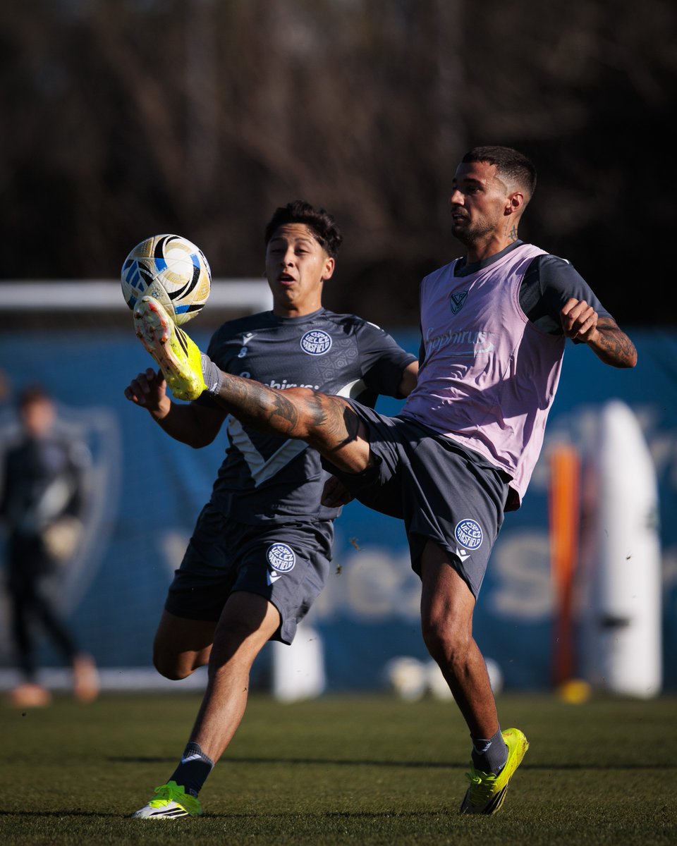 Velez's tweet photo. 🏃‍♂️🔋 ¡Lunes de máxima exigencia para el Fortín!

​Tras el descanso, el equipo volvió al predio para una jornada de doble turno. Video, fuerza en el gimnasio y ensayo de fútbol a puertas cerradas.

​Toda la info del entrenamiento en nuestro sitio oficial 👇

🔗 https://t.co/cphCedvoIl