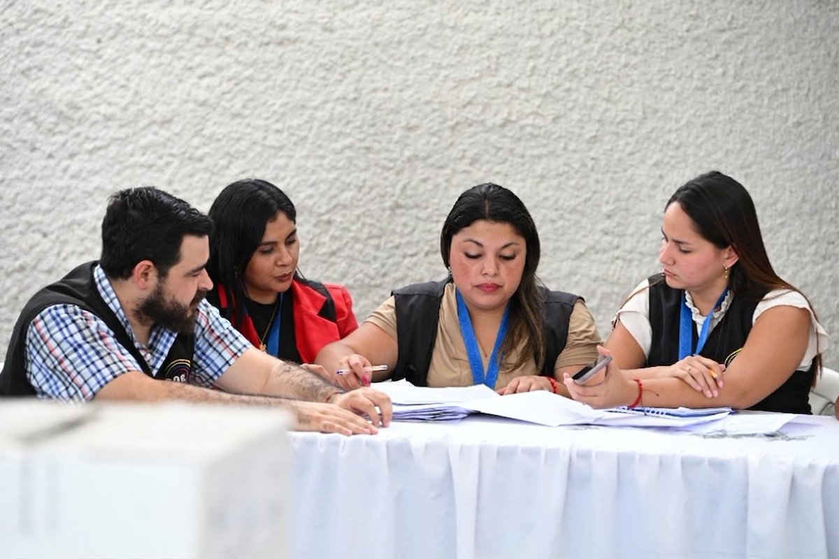 CNEManabi's tweet photo. 🔵 Nuestros funcionarios realizan veeduría de los procesos de #DemocraciaInternaEc que desarrollan las organizaciones políticas para la definición de precandidaturas para las #Elecciones2027Ec🇪🇨.

Este proceso se cumplirá hasta el 2 de julio de 2026.

#TuVotoTuDecisión🗳️ https://t.co/HtwzbPNwpw