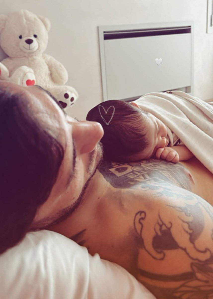 itcrocraxker's tweet photo. feliz vida a la persona que le da la razon a la mia,gracias por darnos todo y cuidarnos como solo vos sabes,te amamos para siempre mi amor 🤍 https://t.co/35ssHD2H6f