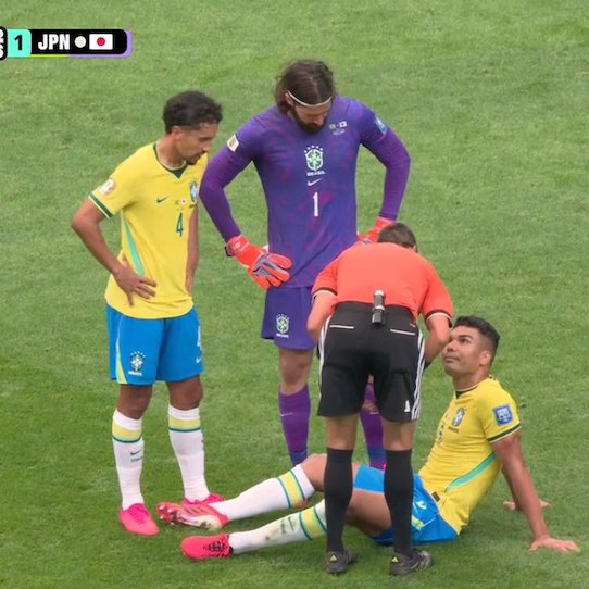 TouchlineX's tweet photo. 🚨 𝗕𝗥𝗘𝗔𝗞𝗜𝗡𝗚: CASEMIRO IS INJURED!

FABINHO WILL REPLACE HIM! https://t.co/ibW1pzaB3m