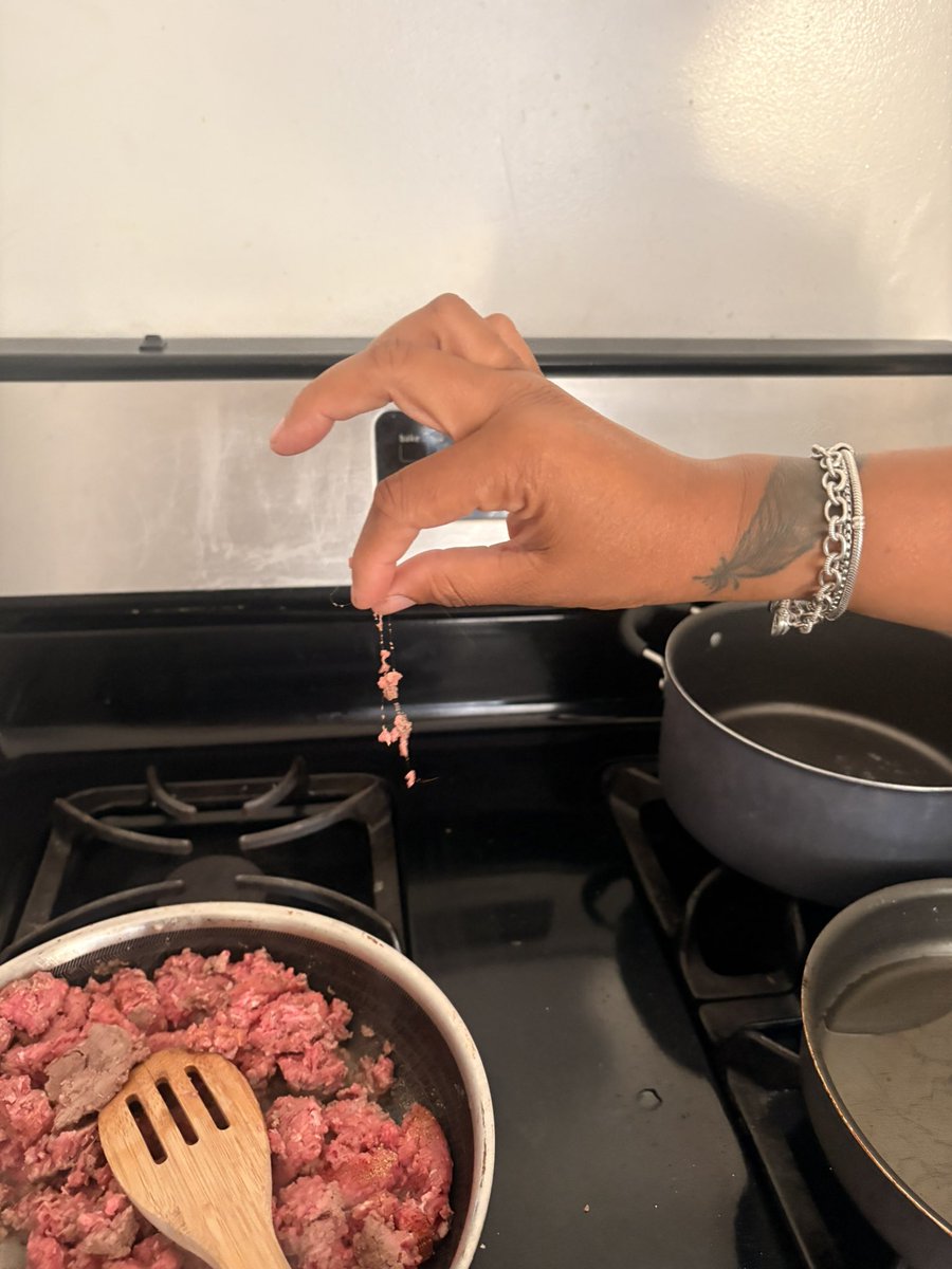 Kali_Dominic's tweet photo. @Walmart I purchased this ground beef yesterday from your store. While cooking it, I found a long string-like foreign object embedded throughout the meat. I have the packaging, receipt, and photos. This is completely unacceptable and needs to be resolved. https://t.co/48hdqf0rIZ