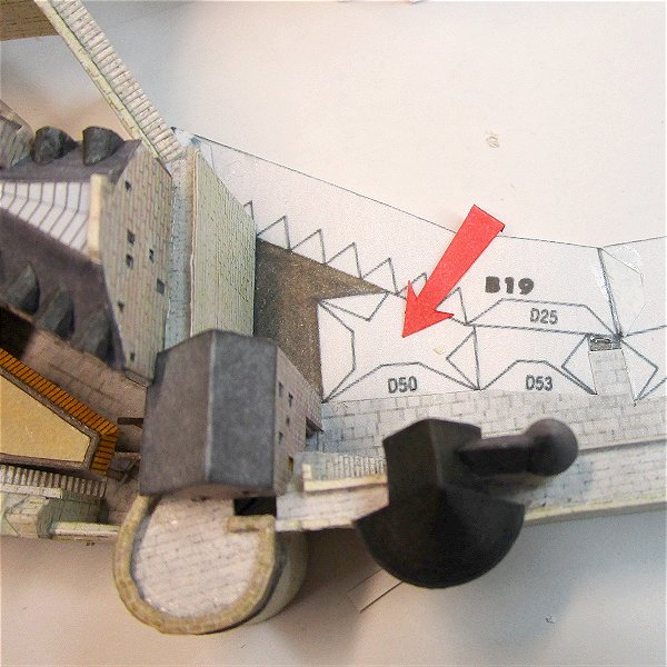 Craft62Hideki's tweet photo. 大きさを比較。

今日は矢印の部分に入る建物です。
窓の位置と大きさを調整して窓を切り抜きます。

最後の画像で変化が分かりますか？
大きさが決められなくて、時間をかけました。 https://t.co/uCGtnMrusd