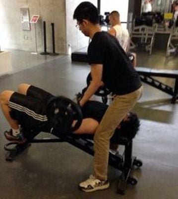 malaeg's tweet photo. estás en el gym descansando para tu siguiente set a dónde volteas a ver https://t.co/HoZDtNn93w