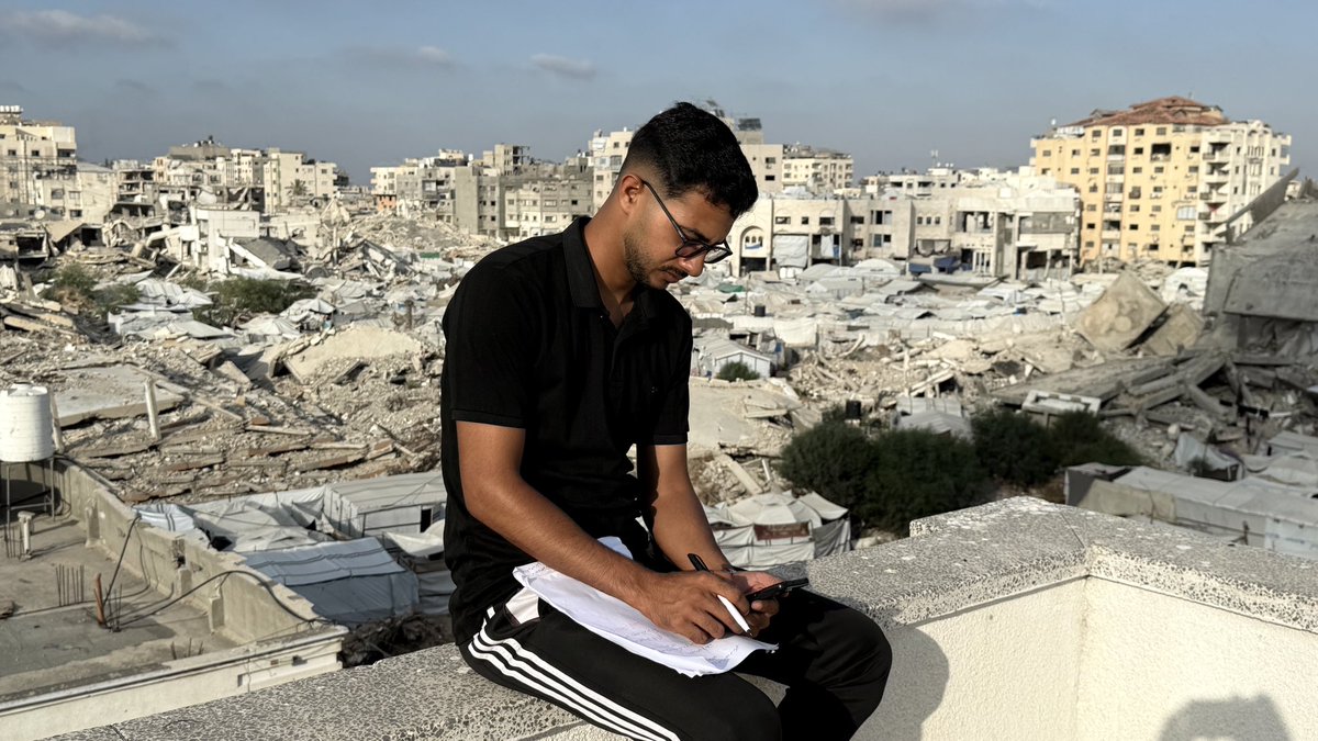 AnasAshour0's tweet photo. Today I finished my second exam, Alhamdulillah 💔✍️
Despite the harsh conditions and the burning sun, I climbed up to the school rooftop searching for a weak internet signal, my hand trembling from stress and exhaustion 😣☀️
Our suffering is great… but our hope in you is even greater 🤲❤️
Please stand with me through donations, prayers, and shares. With your support, I can continue my studies and feed my family 🙏⛺ https://t.co/L1ozbumewo