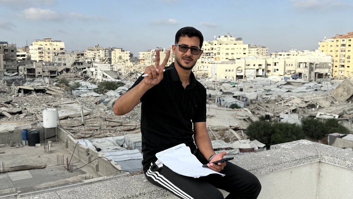 AnasAshour0's tweet photo. Today I finished my second exam, Alhamdulillah 💔✍️
Despite the harsh conditions and the burning sun, I climbed up to the school rooftop searching for a weak internet signal, my hand trembling from stress and exhaustion 😣☀️
Our suffering is great… but our hope in you is even greater 🤲❤️
Please stand with me through donations, prayers, and shares. With your support, I can continue my studies and feed my family 🙏⛺ https://t.co/L1ozbumewo