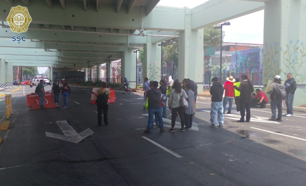OVIALCDMX's tweet photo. #PrecauciónVial | Continúa bloqueo en Calz. San Antonio Abad al Norte a la altura de Lucas Alamán. #AlternativaVial Isabel la Católica y Eje Central. https://t.co/PnidBsqLJf