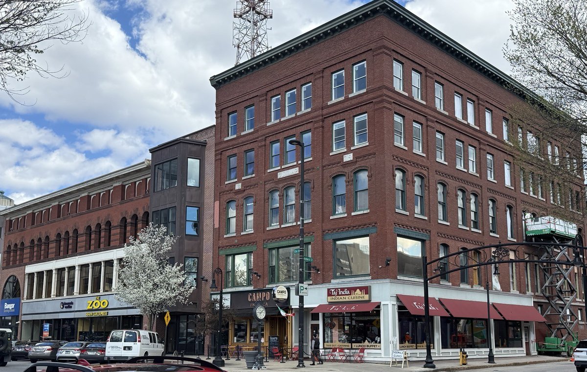 VousOnElm's tweet photo. The coolest new place to rent in Downtown #ManchesterNH...literally, with A/C in every one or our 27 luxury rental residences at 967 Elm Street. 

You can also comfortably get a sweat in without leaving the building in its private 24/7 fitness studio at Rendezvous on Elm🏋️ https://t.co/RjdWL6vvU6