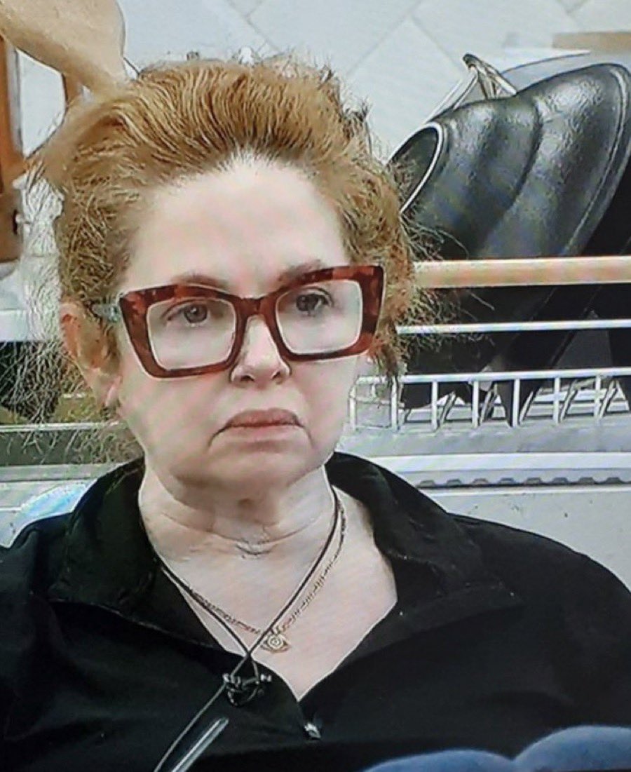 agusrussok's tweet photo. Es una vergüenza para todos los argentinos que nos enchufen y le den un lugar privilegiado en la televisión argentina a esta DELINCUENTE. 

NOS ROBÓ UNA VEZ, Y LO ESTÁ HACIENDO NUEVAMENTE SIN IMPORTARLE NADA. 

NO TOLERAMOS MÁS ESTO TELEFE! 

#GranHermano https://t.co/mdQ094J0ll