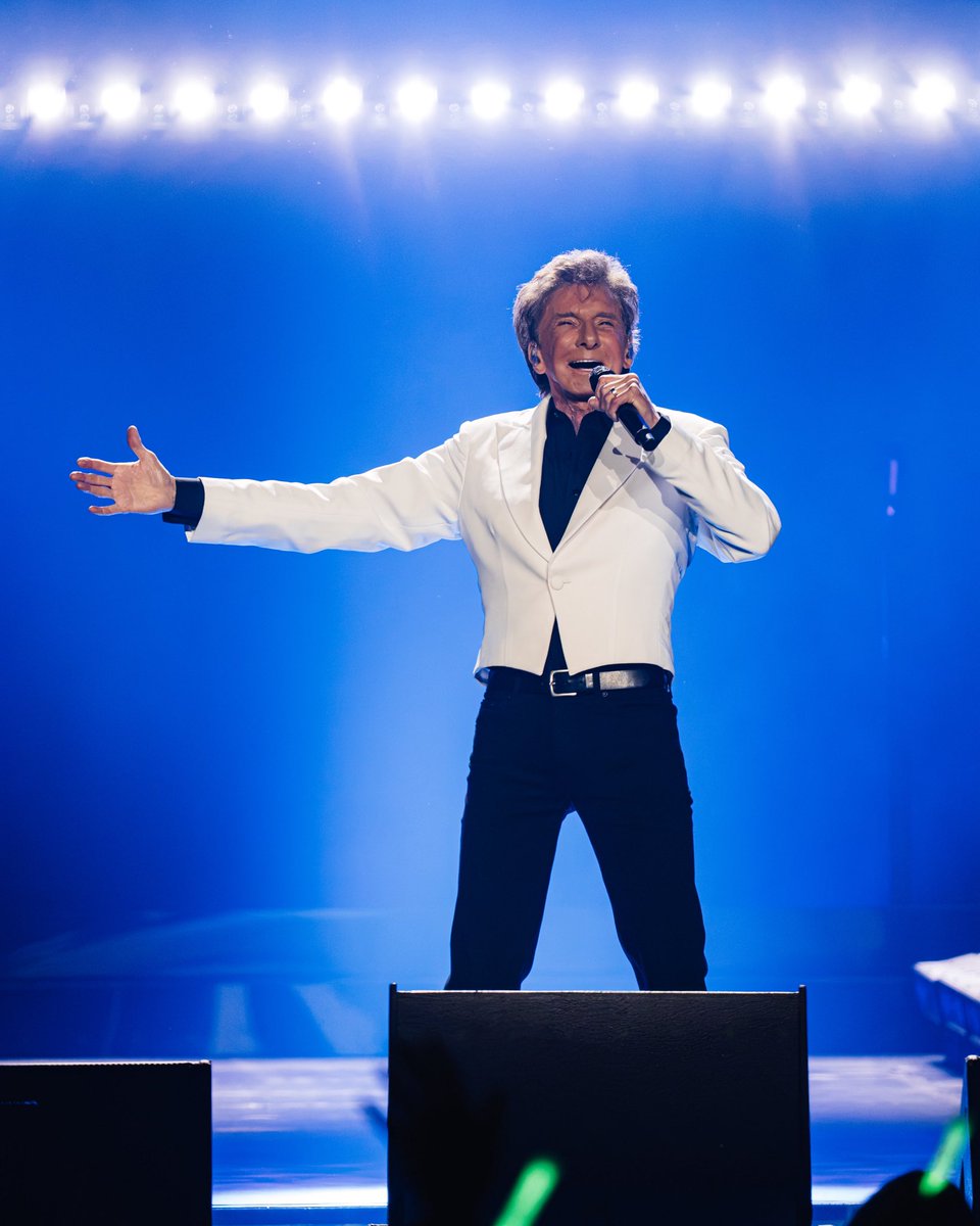 barrymanilow's tweet photo. Long Island, you were great! ❤️ 

Are you ready for MANILOW to visit you?!

#BarryManilow #LongIsland #Elmont https://t.co/R2InrvbdUH