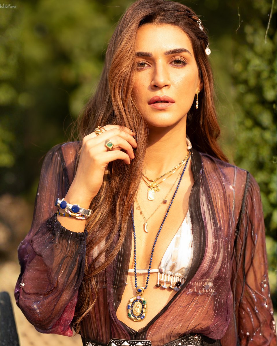 _heretorule's tweet photo. HOTNESS Overload of Kriti sanon 🥵🔥🔥 https://t.co/vcNTGEILeb