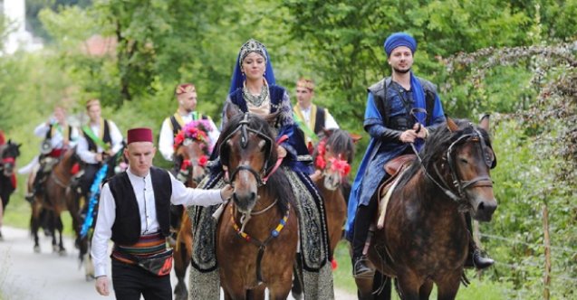e_secer's tweet photo. Hadi Royal ascot olmasın ki kıyafet açısından pek bir farkı yok. 

Soldaki Gazi koşusu, sağdaki Bosna'daki Ayvaz dede şenlikleri. Biri özünden kaçma, diğeri özüne dönme. https://t.co/1N6ZBAJI2A
