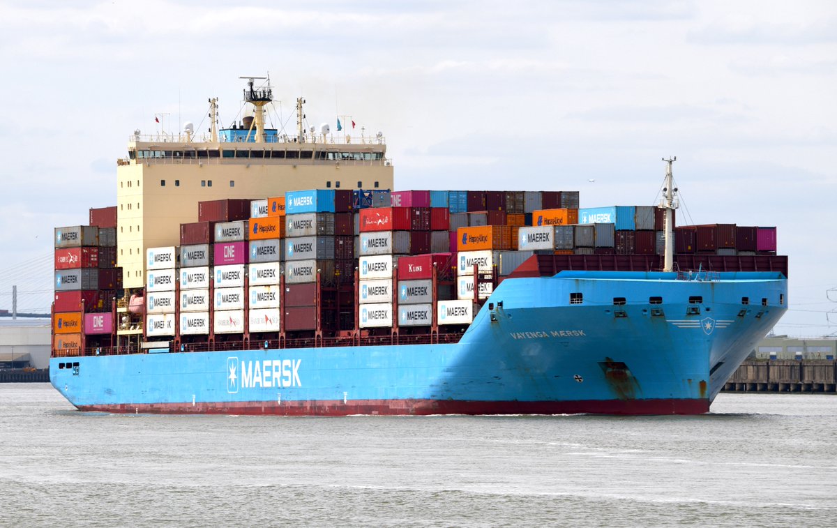 FraserG32883664's tweet photo. Container ship Vayenga Maersk built in 2018. #VayengaMaersk #ContainerShip #FeederVessel #Maersk #ContainerShips #ContainerCarrier #WorkingRiver #CargoShip #Shipping #ShipsInPics #Ship #Maritime #Marine #Import #Export #Ships #Ship #Containerschiff #Thames #RiverThames  #Tilbury https://t.co/ezgvtF6EJJ